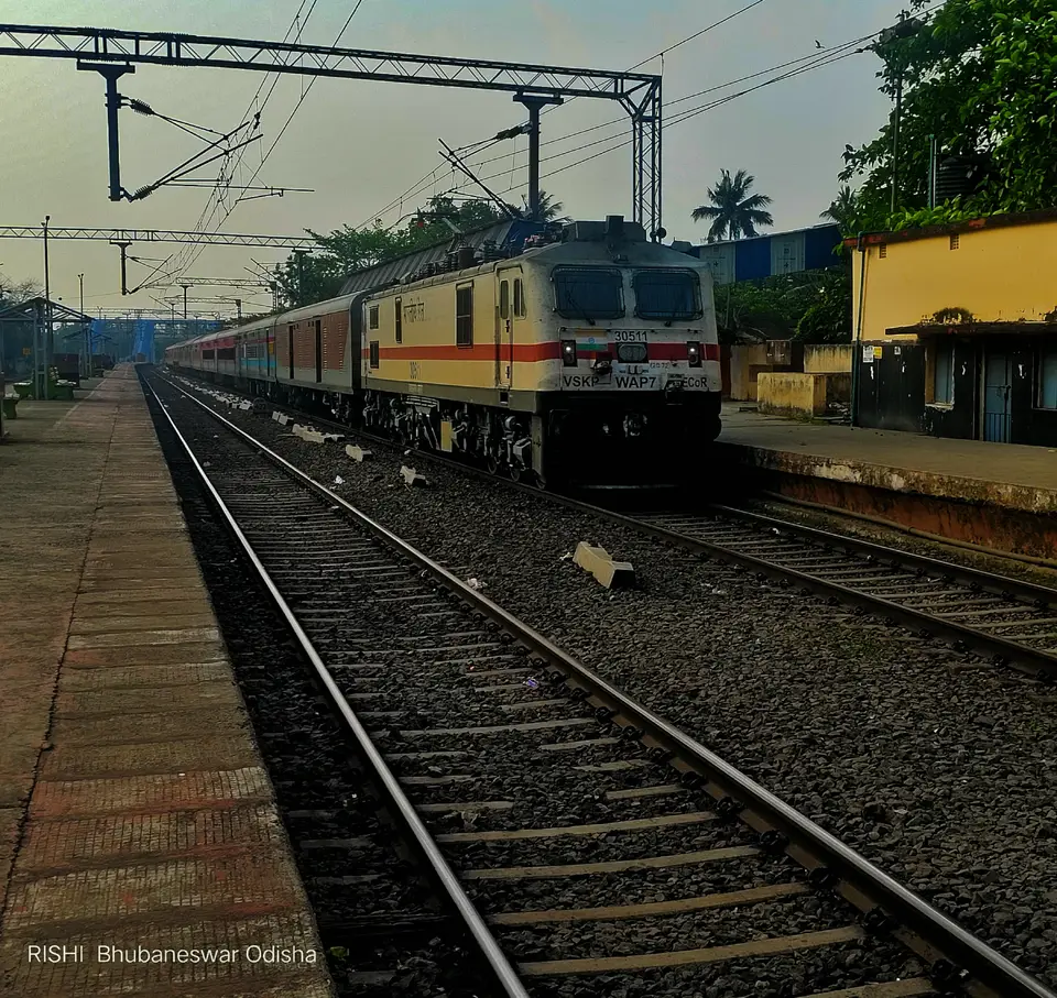 20807 Hirakud Express train photo 5