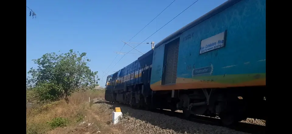 22475 Hisar - Coimbatore AC SF Express train photo 3