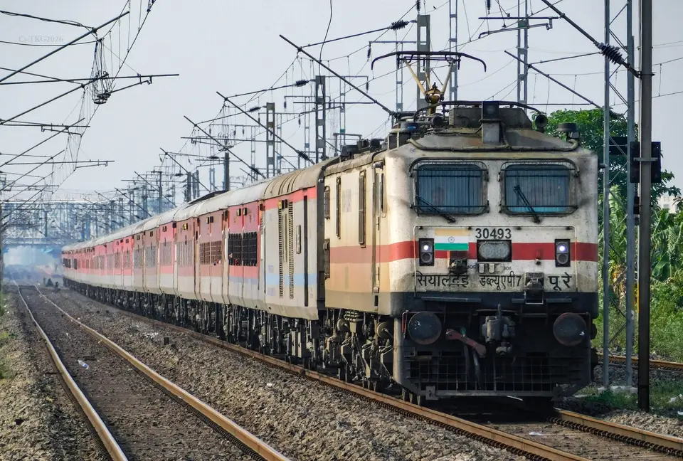 12325 Gurumukhi SF Express train photo 1