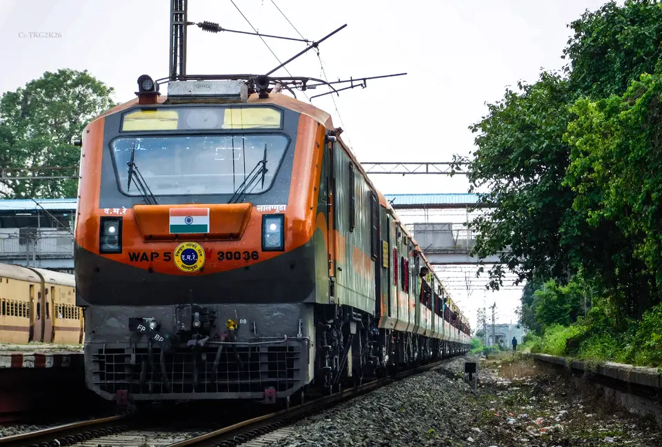 17065 Charlapalli - Shalimar Amrit Bharat Express train photo 1
