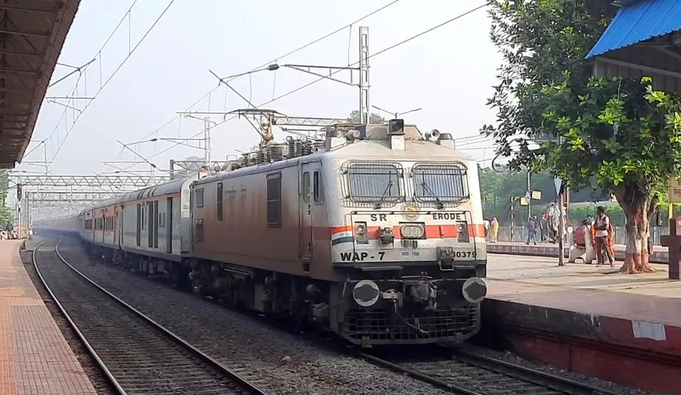 22911 Shipra Express train photo 5