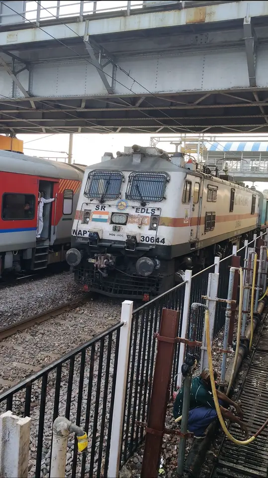 20103 Mumbai LTT - Gorakhpur SF Express (via Kanpur) train photo 4