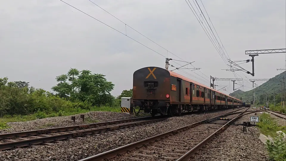 19021 Udhna - Brahmapur Amrit Bharat Express train photo 11