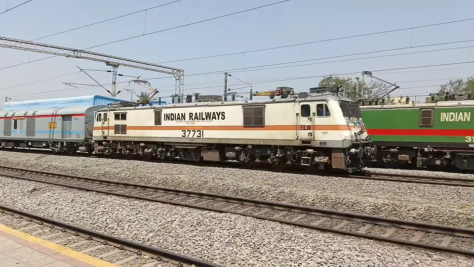 12251 Wainganga SF Express train photo 2