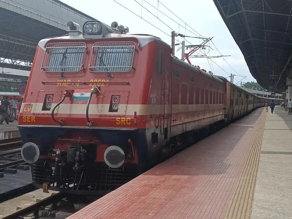 18003 Rani Shiromoni Express train photo 12