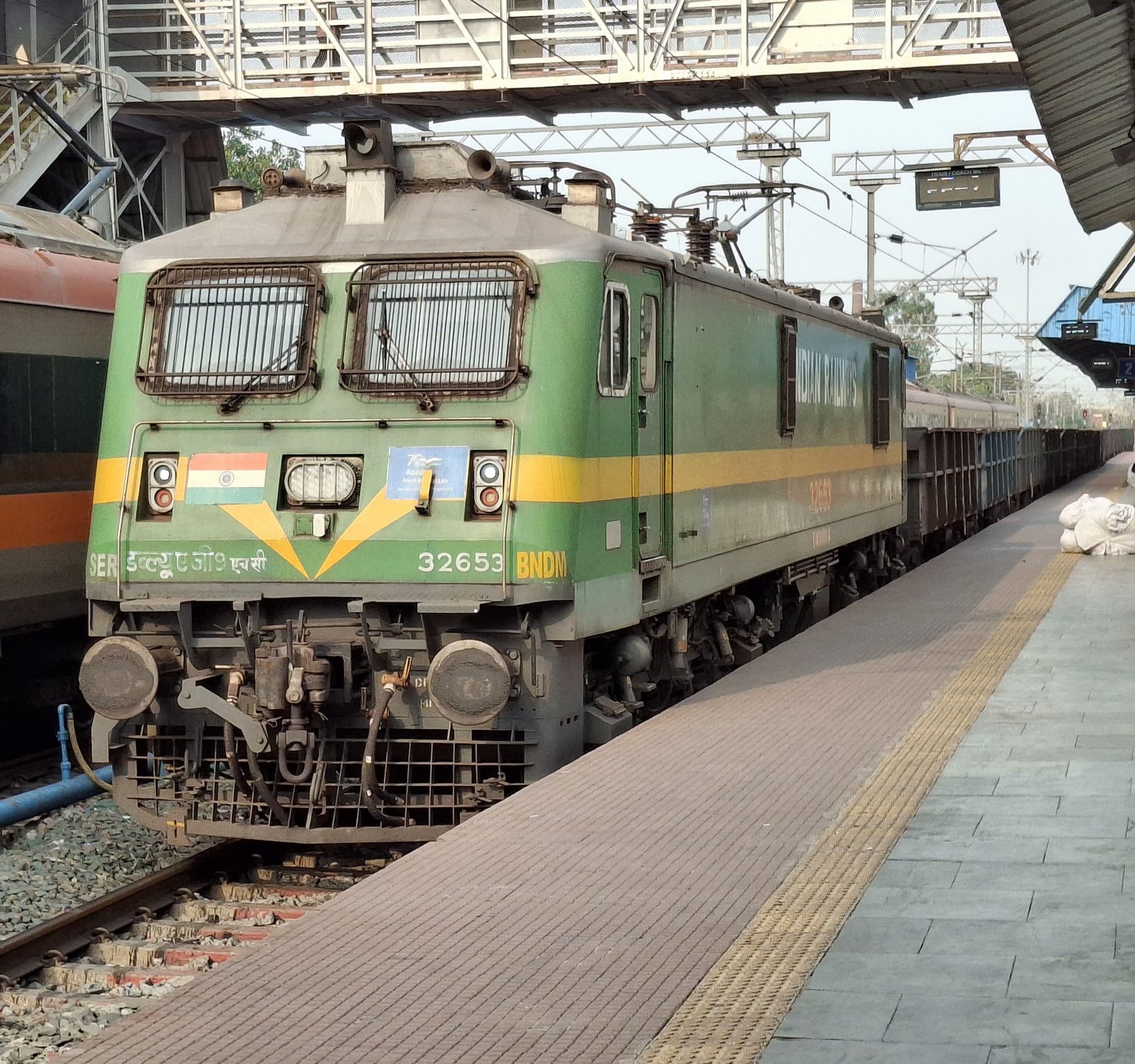 12061 Rani Kamalapati - Madan Mahal Jan Shatabdi Express photo 2