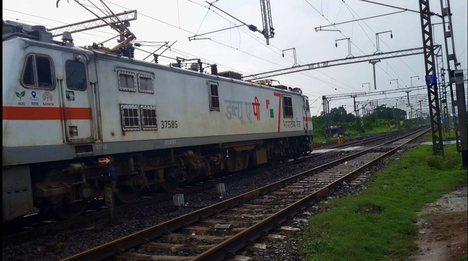 12305 Howrah - New Delhi Rajdhani Express (Via Patna) photo 5